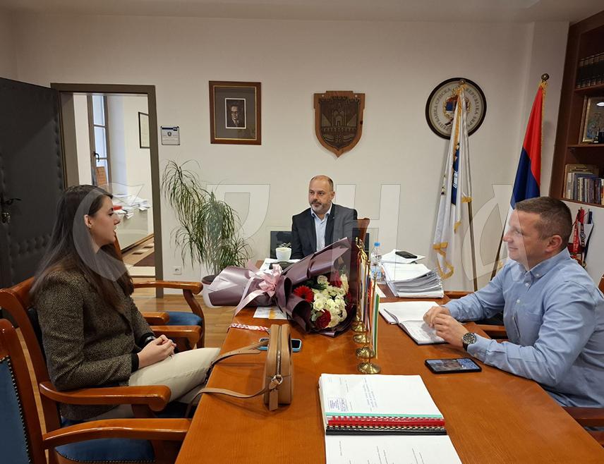 ВИШЕГРАД, 12. НОВЕМБРА /СРНА/ – Начелник општине Вишеград Младен Ђуревић примио је данас Селену Леканић, чланицу Карате клуба "Дрина" и репрезентативку БиХ која је на недавно одржаном Балканском првенству у Хрватској освојила сребрну медаљу.