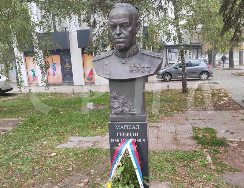 BANJA LUKA, NOVEMBER 12 /SRNA/ - Many people from Banja Luka and other visitors these days stopped by the bust of the legendary Russian and Soviet military commander Georgy Konstantinovich Zhukov, at which a wreath bearing the inscription Rostec has recently been laid.