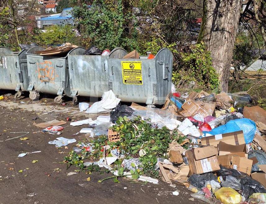 ФОЧА, 12. НОВЕМБРА /СРНА/ - Одвоз смећа у Фочи чини се никад није био редовнији, чему је допринијела набавка теретног возила "мерцедес" капацитета 16 тона, а вјероватно и повећање мјесечне цијене одвоза смећа са 8,50 на 12,00 КМ по домаћинству, али је остао стари проблем - одлагање и гомилање смећа поред контејнера.