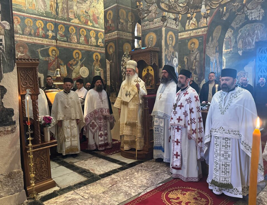 БЕОГРАД, 12. НОВЕМБРА /СРНА/ - Његово високопреосвештенство митрополит рашко-призренски Теодосије служио је Свету архијерејску литургију у препуној Цркви Успења Пресвете Богородице у Грачаници поводом празника посвећеног Светом краљу Милутин - великом српском владару и задужбинару ове светиње.