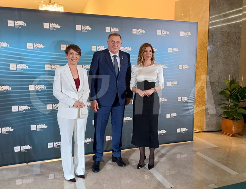 BELGRADE, NOVEMBER 12 /SRNA/ – Republika Srpska and Serbia pursue responsible policies and maintain their mutual relations at a high level, said SNSD Leader Milorad Dodik in Belgrade.