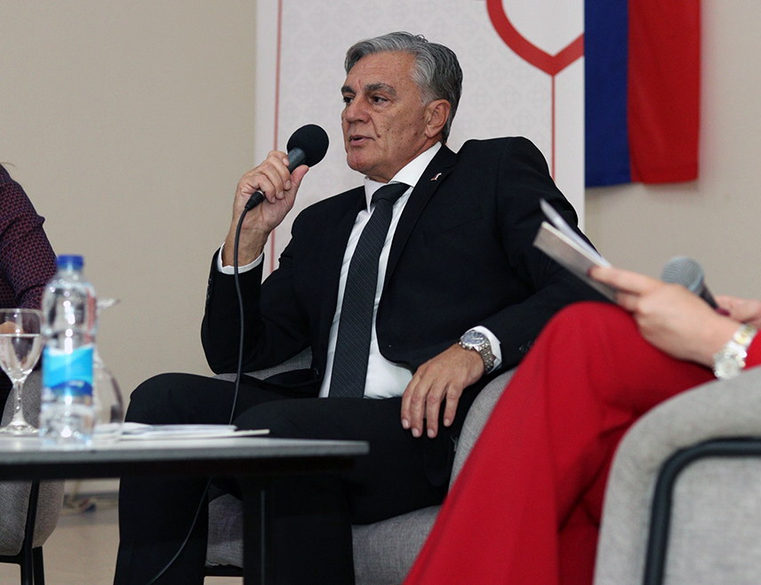 КОТОР ВАРОШ, 12. НОВЕМБРА /СРНА/ - Кандидат СНСД-а за предсједника Републике Српске Синиша Каран истакао је у Котор Варошу да грађани желе Републику Српску која сама бира своје представнике и не пристају да им их намеће неко из иностранства.