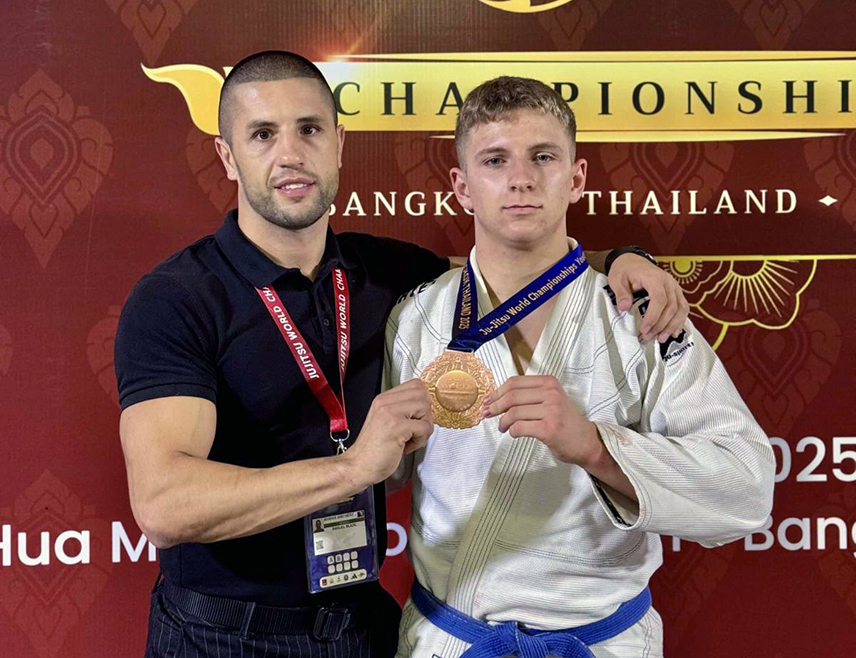 ИСТОЧНО САРАЈЕВО, 12. НОВЕМБРА /СРНА/ - Члан Џиу-џицу клуба "Славија" из Источног Новог Сарајева Филип Шантић освојио је бронзану медаљу на Свјетском првенству у Бангкоку.