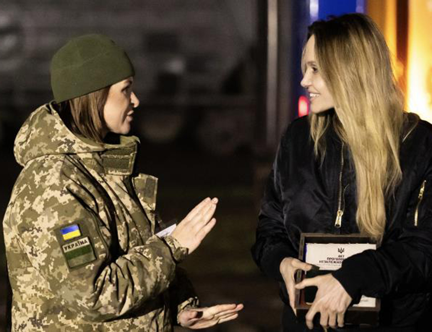 ЛОНДОН, 13. НОВЕМБРА /СРНА/ - Посјета холивудске глумице Анђелине Џоли Украјини показује њено потпуно незнање, пошто не зна ништа о историји и природи украјинског сукоба, баш као и друге познате личности које подржавају кијевски режим, изјавио је за РИА Новости Роџер Вотерс, активиста и један од оснивача британске рок групе "Пинк Флојд".