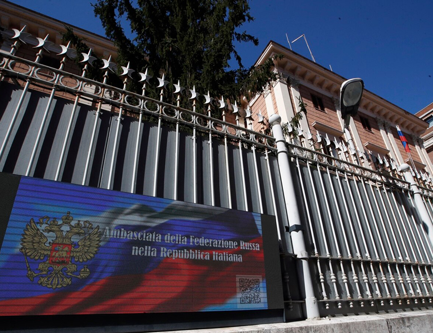 РИМ, 13. НОВЕМБРА /СРНА/ - Амбасада Русије у Италији критиковала је одлуку италијанског листа "Коријере дела сера" да не објави интервју са руским министром спољних послова Сергејом Лавровом, истичући да се ради о отвореној цензури и обмањивању грађана Италије.