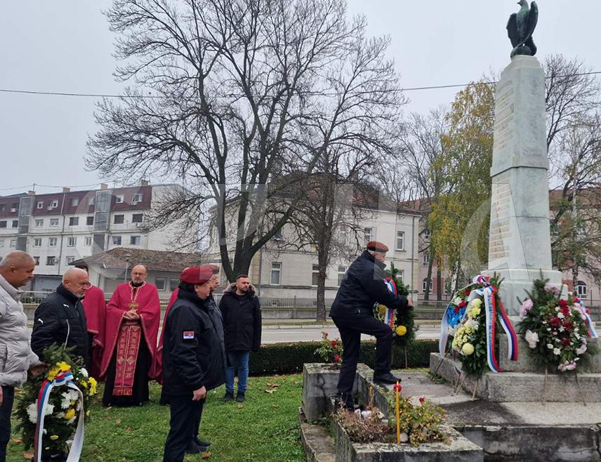 БРЧКО, 13. НОВЕМБРА /СРНА/ - У Брчком је данас обиљежено 107 година од ослобођења града у Великом рату и тим поводом служен је парастос и положени су вијенци код споменика Добросава Добре Јовановића у градском парку.