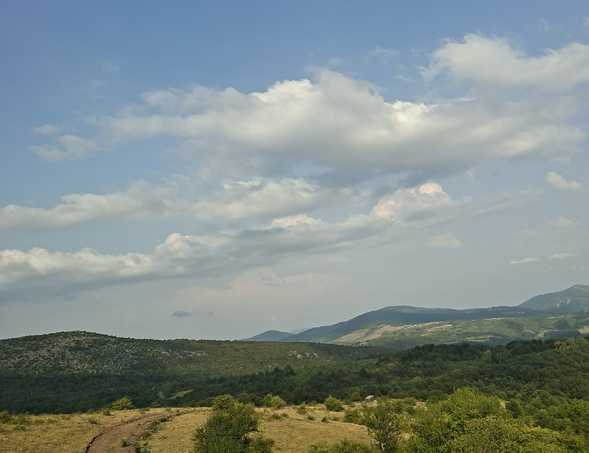 ИСТОЧНО САРАЈЕВО, 13. НОВЕМБРА /СРНА/ - У Републици Српској и Федерацији /ФБиХ/ сутра се очекује промјенљиво облачно вријеме са сунчаним периодима и уз температуру ваздуха до 20 степени Целзијусових.