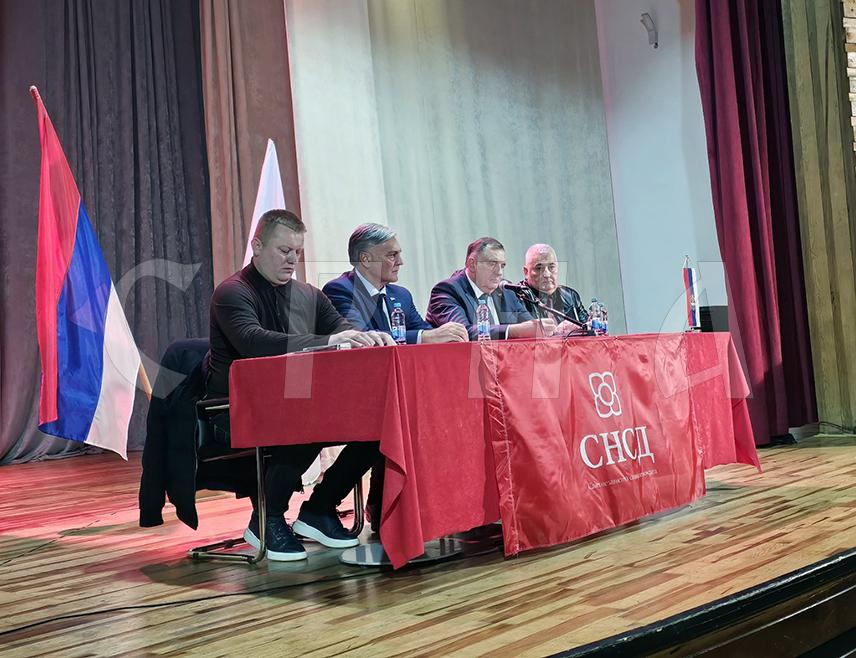 РУДО, 13. НОВЕМБРА /СРНА/ - Кандидат СНСД-а за предсједника Републике Српске Синиша Каран поручио је вечерас становницима у Рудом да на предстојећим пријевременим изборима одлучују о својој судбини и да не треба да дозволе да то умјесто њих чини Кристијан Шмит.