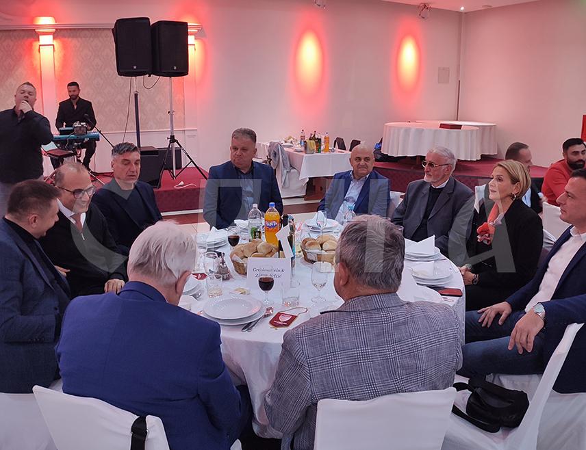 ГРАДИШКА, 13. НОВЕМБРА /СРНА/ - Фудбалски клуб /ФК/ "Козара" из Градишке вечерас је, поводом 80. рођендана, организовао донаторско вече ради прикупљања средстава за развој и унапређење инфраструктуре, те сениорског погона и омладинских селекција.