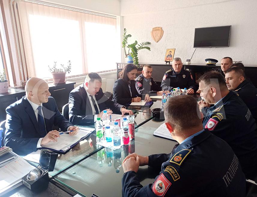 ЗВОРНИК, 14. НОВЕМБРА /СРНА/ - Министар унутрашњих послова Републике Српске Жељко Будимир и директор Полиције Републике Српске Синиша Кострешевић разговарају у Зворнику са начелником Полицијске управе Александром Васиљевићем.