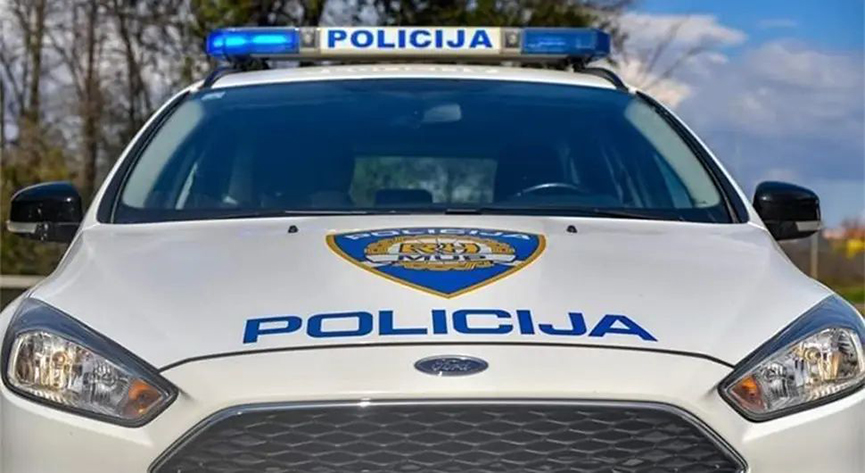 ИВАНИЋ-ГРАД, 14. НОВЕМБРА /СРНА/ - У мјесту Преровац код Иванић-Града рано јутрос уочен је комби који је слетио са пута, а према информацијама с терена, особе које су се налазиле у возилу побјегле су прије доласка полиције.