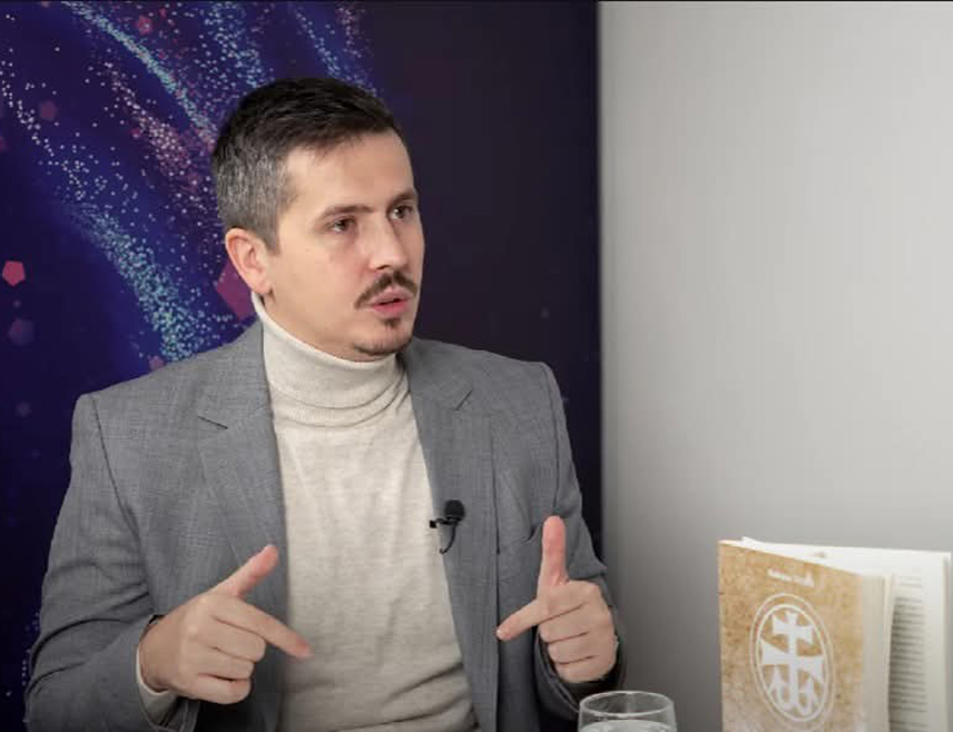 БЕОГРАД, 14. НОВЕМБРА /СРНА/ - Теолог Небојша Лазић изјавио је за Срну да је блаженопочивши патријарх српски Павле сигурно био међу највећим личностима 20. вијека и један од највећих српских духовника који је својим животом и подвигом помогао да се Срби поново крсте.