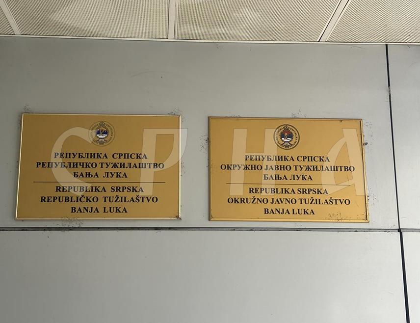 БАЊАЛУКА, 14. НОВЕМБРА /СРНА/ - Поступајући тужилац Окружног јавног тужилаштва Бањалука предложио је мјеру притвора за Стефана Салкановића /19/ због постојања основане сумње да је починио кривично дјело превара тако што је у више наврата предузимао радње на уплатно-исплатним банкоматима и том приликом банку оштетио за више од 70.000 КМ.