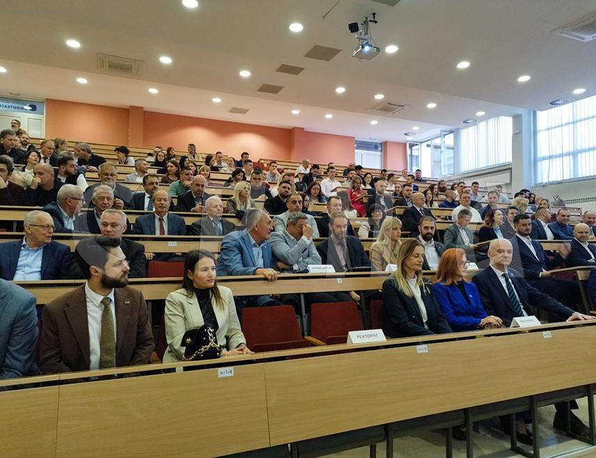 БАЊАЛУКА, 14. НОВЕМБРА /СРНА/ - Свечаном академијом обиљежене су 54 године рада Машинског факултета Универзитета у Бањалуци, а том приликом уручене су дипломе свршеним студентима првог и другог циклуса који су студије успјешно окончали у протеклих годину дана.