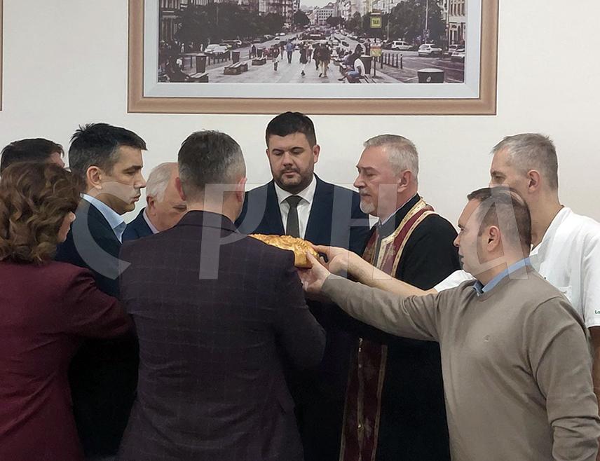 ИСТОЧНО САРАЈЕВО, 14. НОВЕМБРА /СРНА/ - Болница "Србија" свечано је данас у Источном Сарајеву обиљежила крсну славу – Свете враче Дамјана и Козму.