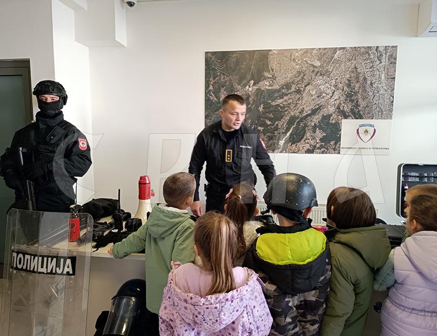 ИСТОЧНА ИЛИЏА, 14. НОВЕМБРА /СРНА/ – У Полицијској станици Источна Илиџа данас је, поводом крсне славе Министарства унутрашњих послова /МУП/ Републике Српске Светог архангела Михаила, организован Дан отворених врата, током којег су ученици Основне школе "Јован Дучић" из Касиндола имали прилику да се упознају са радом полиције.