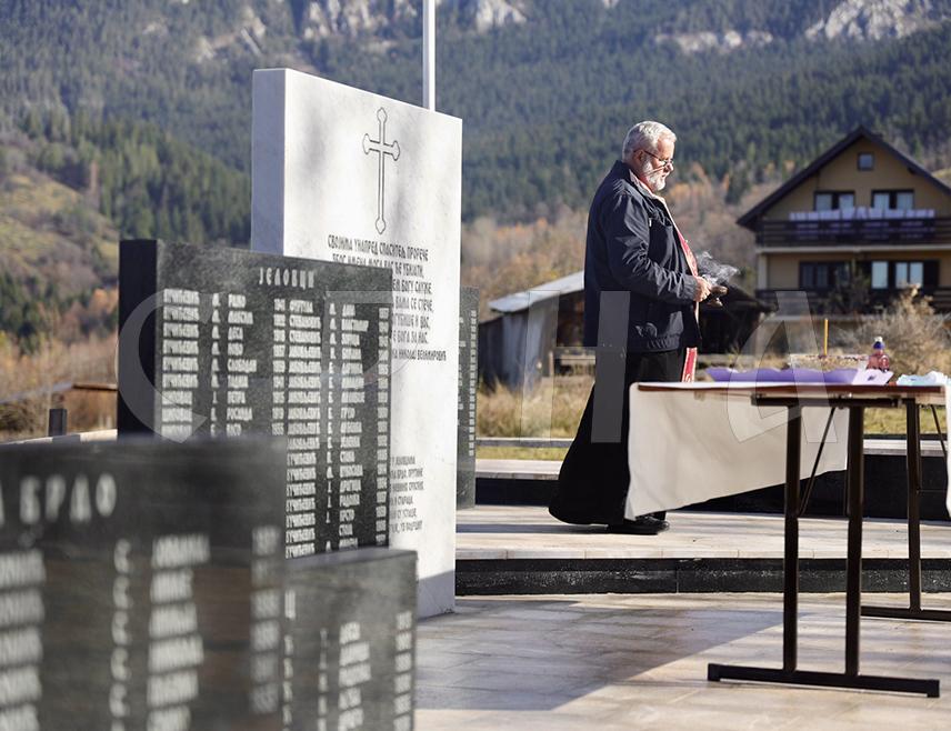 ПАЛЕ, 14. НОВЕМБРА /СРНА/- Код спомен-обиљежја у Јеловцима код Пала данас је служен парастос и одата почаст за 173 цивилне жртве из овог и околних села, међу којима 63 дјеце млађе од 14 године, које су усташе звјерски убиле прије 82 године.