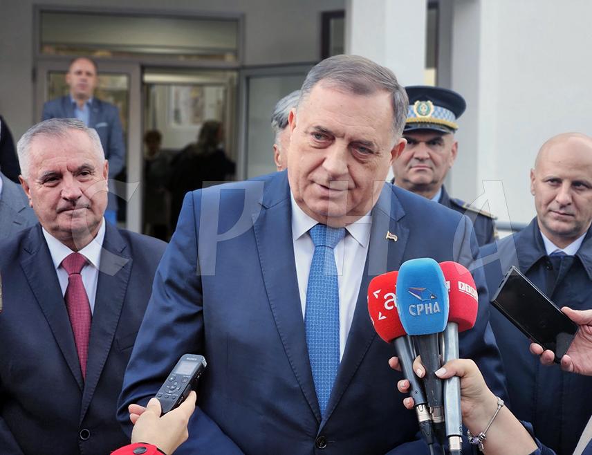 МИЛИЋИ, 14. НОВЕМБРА /СРНА/ - Предсједник СНСД-а Милорад Додик рекао је данас у Милићима да се Република Срспка гради, а то доказује и реконструисани објекат Полицијске станице у овој општини.