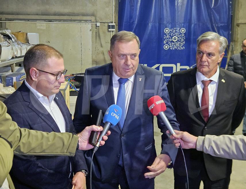 СРЕБРЕНИЦА, 14. НОВЕМБРА /СРНА/ - У Републици Српској готово да нема мјеста у којем се не улаже, рекао је предсједник СНСД-а Милорад Додик у Поточарима у Сребреници, гдје је присуствовао отварању новог производног погона предузећа "Екобокс контејнери", које је извозно оријентисано.