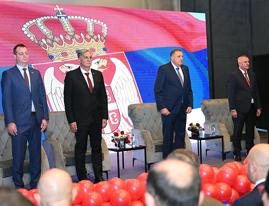 БРАТУНАЦ, 14. НОВЕМБРА /СРНА/ - Предсједник СНСД-а Милорад Додик поручио је вечерас у Братунцу да свако радно мјесто које се отвори, свака нова инвестиција и свако дијете рођено у овом крају представљају побједу живота и упорности српског народа над свим изазовима кроз које је овај простор пролазио.