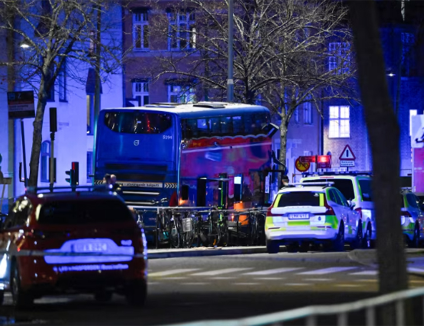 СТОКХОЛМ, 14. НОВЕМБРА /СРНА/ - У тешкој саобраћајној несрећи која се догодила данас поподне у центру Стокхолма најмање три особе су погинуле, а више њих је повријеђено, након што је аутобус ударио у аутобуску станицу, преносе шведски медији.