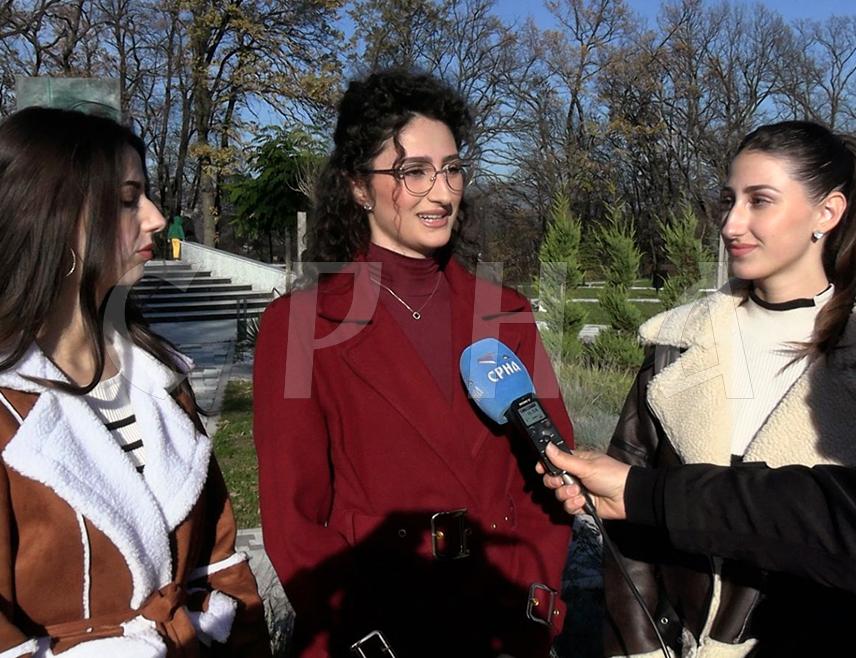 ИСТОЧНА ИЛИЏА, 15. НОВЕМБРА /СРНА/ - Три сестре - Данијела, Илијана и Георгина Ковач из Источне Илиџе изворном пјесмом чувају од заборава традицију и културу српског народа, али и подстичу младе да његују традиционално пјевање.