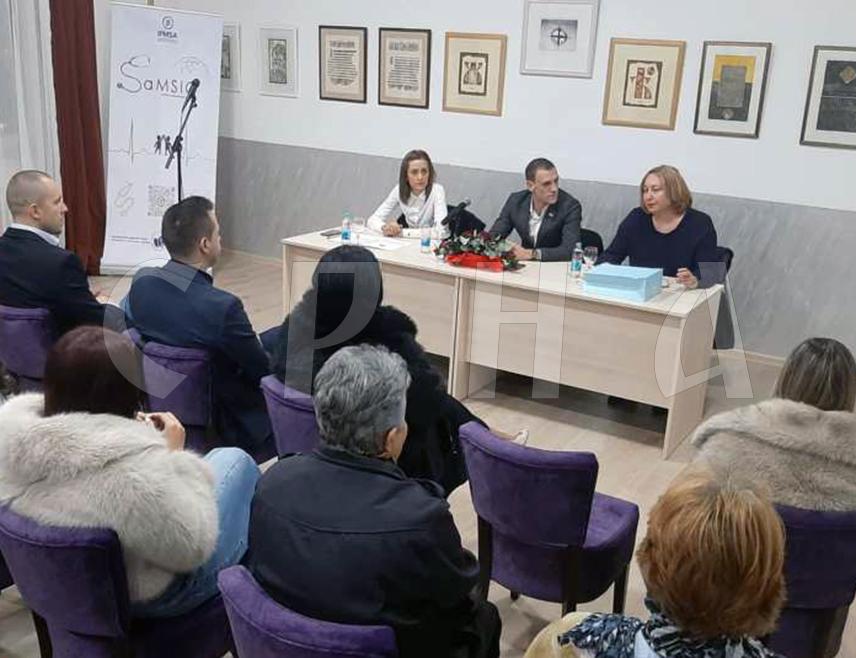 ФОЧА, 15. НОВЕМБРА /СРНА/ - Дијабетес је хронична незаразна болест која се не може излијечити, али се може успјешно залијечити и држати под контролом уз дисциплиновану исхрану и свакодневне физичке активности, истакнуто је на предавању у Центру за културу и информисање у Фочи, поводом Свјетског дана борбе против дијабетеса.