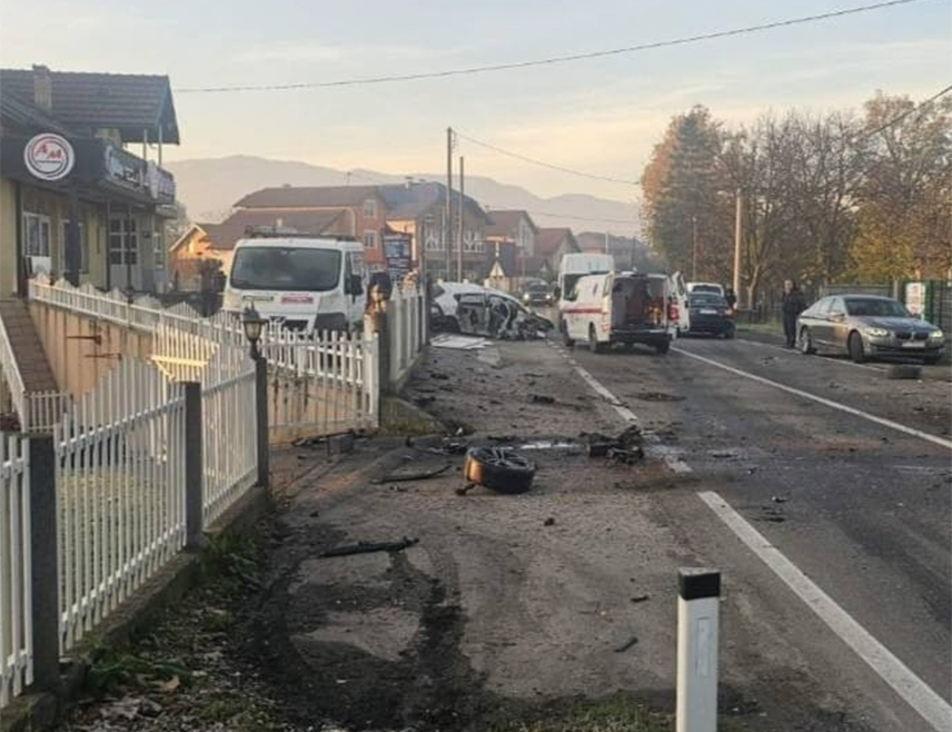 ЖИВИНИЦЕ, 15. НОВЕМБРА /СРНА/ - Једно лице јутрос је смртно страдало на магистралном путу код Живиница када је возач аутомобила изгубио контролу и ударио у дрво, док је друго лице задобило повреде, саопштено је из Управе полиције МУП-а Тузланског кантона.