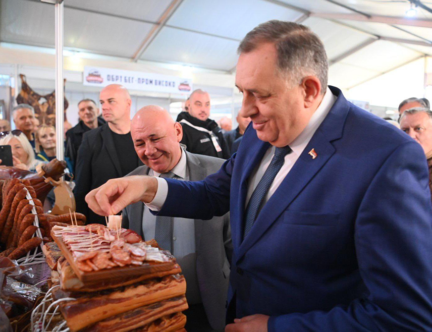 БИЈЕЉИНА, 15. НОВЕМБРА /СРНА/ - Република Српска данас има довољно хране коју производи за своје потребе, а Сајам меса у Дворовима код Бијељине то и доказује, рекао је лидер СНСД-а Милорад Додик.