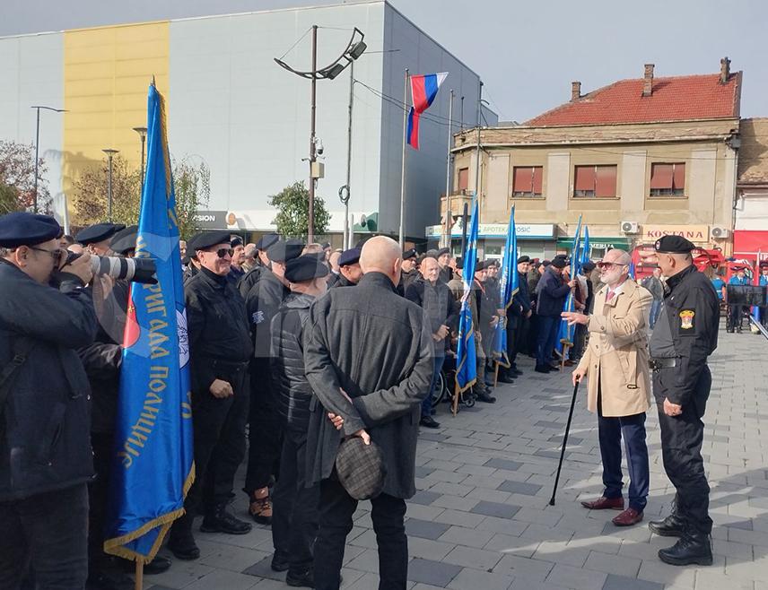 БИЈЕЉИНА, 15. НОВЕМБРА /СРНА/ - У Бијељини је почела централно обиљежавање Дана Специјалне бригаде полиције Министарства унутрашњих послова /МУП/ Републике Српске свечаним постројавањем ветерана ове јединице послије 30 године.