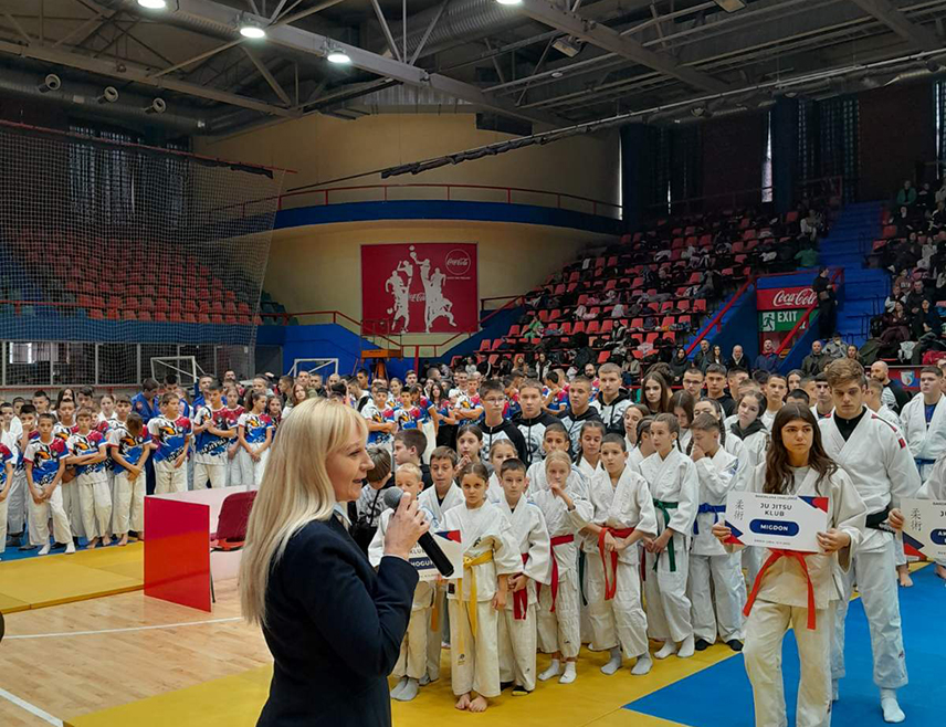 БАЊАЛУКА, 15. НОВЕМБРА /СРНА/ - Министар породице, омладине и спорта Републике Српске Селма Чабрић отворила је 2. Међународни џиу џицу турнир "Бањалука челенџ" који је окупио 520 такмичара из Републике Српске, Федерације БиХ, Србије, Црне Горе, Сјеверне Македоније, Грчке и Словеније.