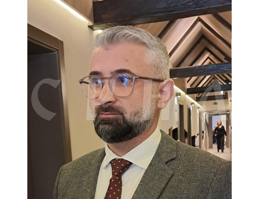 ПАЛЕ, 15. НОВЕМБРА /СРНА/ - Будућност БиХ постоји, она је у враћању Дејтонском мировном споразуму и званичном Уставу, односно уставном идентитету БиХ на шта су сви дали сагласност, рекао је данас на Палама докторанд уставног права на Правном факултету Универзитета у Београду Марко Шукало.