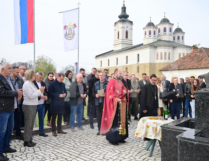 ШАМАЦ, 15. НОВЕМБРА /СРНА/ - У Обудовцу у општини Шамац данас је служен парастос за 44 погинула борца Војске Републике Српске /ВРС/ и 33 цивилне жртве Одбрамбено-отаџбинског рата, те поручено да јунаци никада не смију бити заборављени.