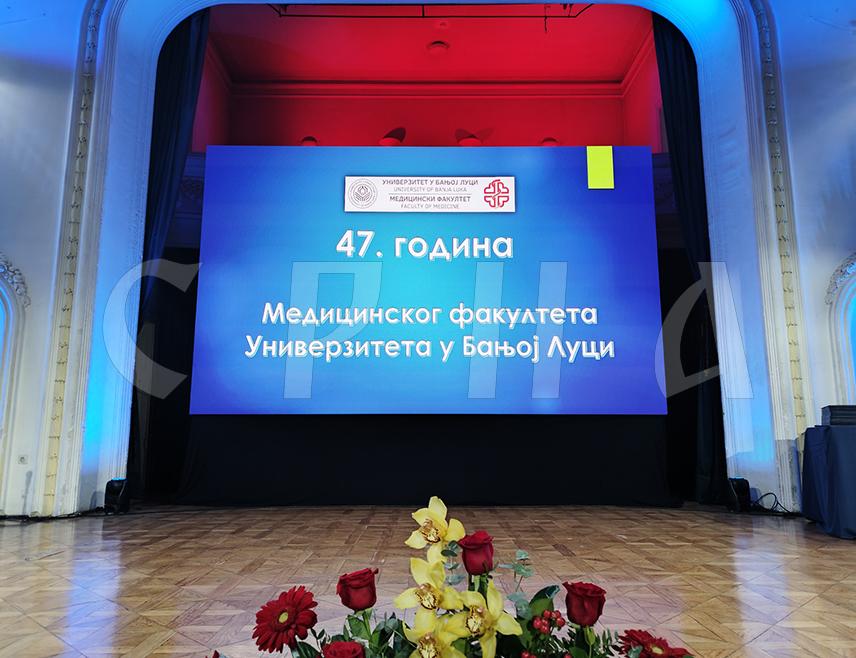 БАЊАЛУКА, 15. НОВЕМБРА /СРНА/ - Медицински факултет Универзитета у Бањалуци свечаном академијом у Културном центру Бански двор обиљежио је 47 година рада, а декан Ранко Шкрбић уручио је дипломе студентима који су успјешно завршили студије.