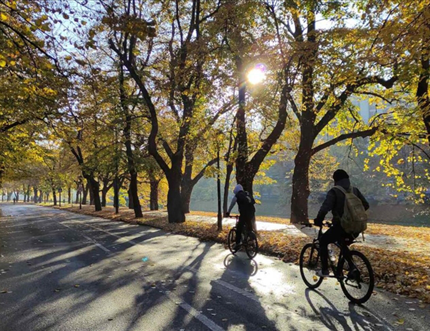 БИЈЕЉИНА, 15. НОВЕМБРА /СРНА/ - У Републици Српској и Федерацији БиХ сутра ће бити претежно ведро и топло, уз развој облачности и јачање вјетра, а увече је на југу и југозападу могућа слаба киша.