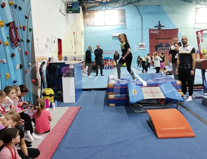ДОБОЈ, 15. НОВЕМБРА /СРНА/ - Добој је данас домаћин ревијалног такмичења у спортској гимнастици на којем учествују и клубови из Теслића, Брчког, Добој Југа, Тузле, Осијека и Ђакова.