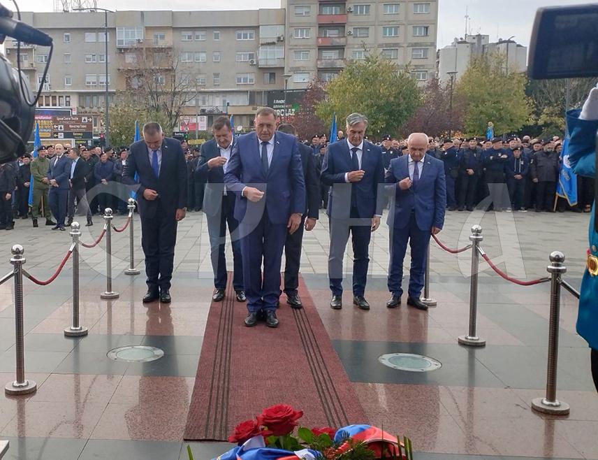 БИЈЕЉИНА, 15. НОВЕМБРА /СРНА/ - Централна манифестација поводом Дана Специјалне бригаде полиције Министарства унутрашњих послова /МУП/ Републике Српске одржана је данас на тргу у Бијељини у присуству високих званичника Српске и многобројних грађана.