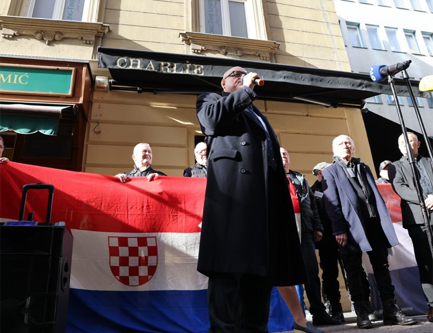 ЗАГРЕБ, 15. НОВЕМБРА /СРНА/ - Неколико екстремних десничара Хрватске странке права окупило се на протесту испред просторија Српског народног вијећа у Загребу гдје су пуштали музику контроверзног пјевача Марка Перковића Томпсона, који у својим пјесмама и на наступима глорификује усташтво.