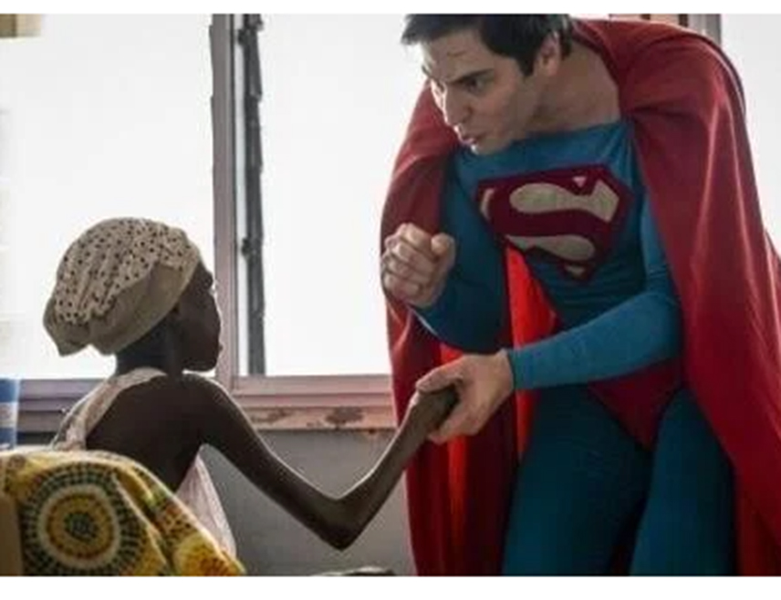 АКРА, 15. НОВЕМБРА /СРНА/ - Бразилац Леонардо Мујлерт обишао је у костиму Супермена дјечије одјељење на три спрата болнице у Акри, главном граду Гане, на велико задовољство тешко болесних малишана и њихових родитеља.