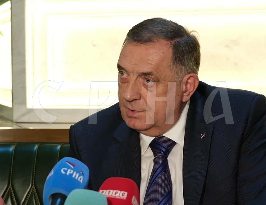 ДЕРВЕНТА, 15. НОВЕМБРА /СРНА/ - Предсједник СНСД-а Милорад Додик рекао је да на пријевременим изборима за предсједника Републике Српске треба подржати Синишу Карана јер сви који гласају мимо њега гласају за Кристијана Шмита и муслиманску чаршију.