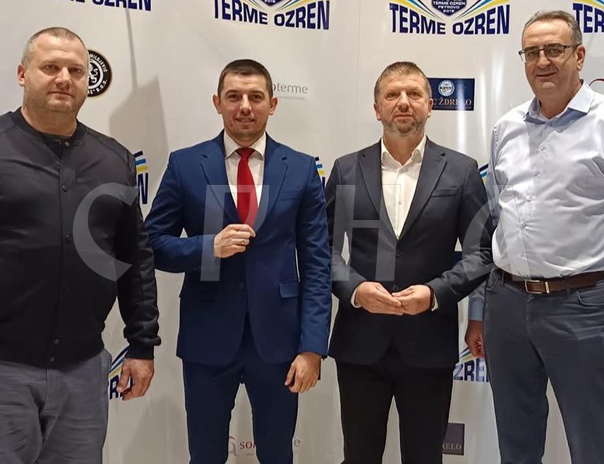 ДОБОЈ, 15. НОВЕМБРА /СРНА/ - Министар трговине и туризма Денис Шулић изјавио је данас у Петрову да ће примјери добре праксе У Републици Српској, попут "Крајишке куће", бити реализовани и у овој локалној заједници и да су већ предузети одређени кораци ка отварању "Озренске куће".