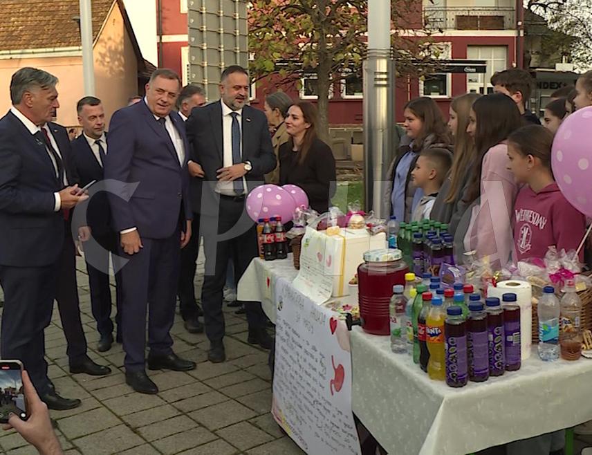 ДЕРВЕНТА, 15. НОВЕМБРА /СРНА/ - Ученици Основне школе "Никола Тесла" из Дервенте покренули су акцију пркупљања помоћи за суграђанку Мају Глишић, која се бори са тумором.