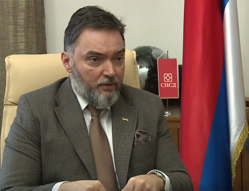 ИСТОЧНО САРАЈЕВО, 15. НОВЕМБРА /СРНА/ - Муслиманске политичке структуре не крију планове и јасно су ставили карте на сто - по сваку цијену желе подржати избор антисрпског кандидата за предсједника Републике Српске, изјавио је за Срну члан Предсједништва СНСД-а Сташа Кошарац.