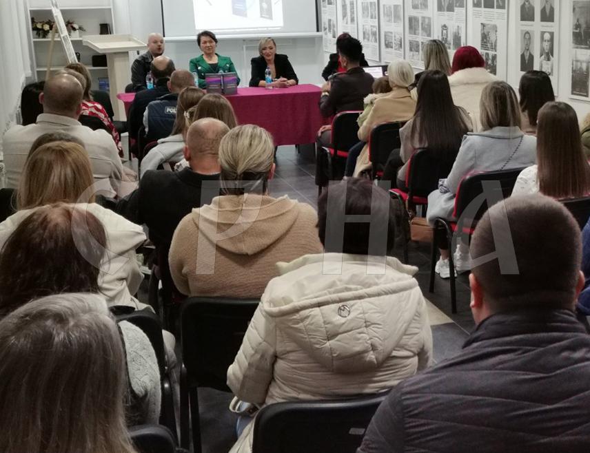 ТЕСЛИЋ, 16. НОВЕМБРА /СРНА/ - У Теслићу је одржана промоција књига "Карцином је само дијагноза" и "Проћи ће" Неде Ђукић Боројевић, која је кроз три животне приче предочила пут борбе са овом опаком болести, која је изљечива ако се открије на вријеме.