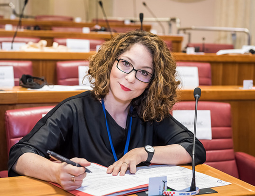 ЗАГРЕБ, 16. НОВЕМБРА /СРНА/ - Хрватска заштитница права грађана Tена Шимоновић Ајнвалтер упозорила је на Међународни дан толеранције да се у Хрватској у посљедње вријеме све чешће свједочи насиљу и нетрпељивости која се види на друштвеним мрежама и појачано на улици, а да држава то толерише.