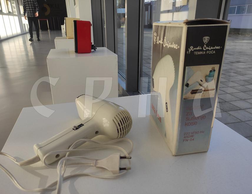 БАЊАЛУКА, 16. НОВЕМБРА /СРНА/ - Фен "Уна", произведен у бившој Југославији, а чији је један примјерак изложен у холу Студентског културног центра у Бањалуци, и даље ради, беспријекорно суши косу и готово да нема рок трајања.