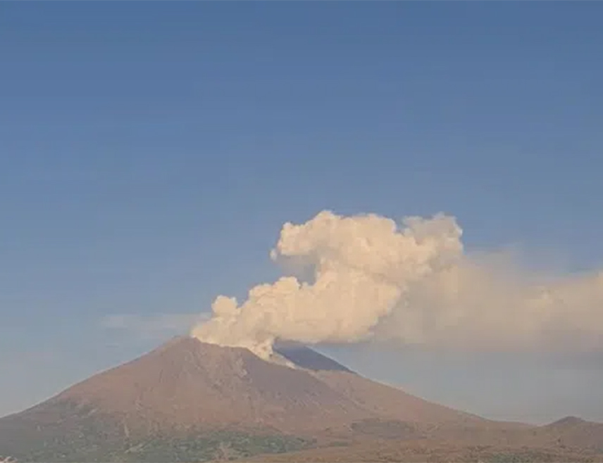 ТОКИО, 16. НОВЕМБРА /СРНА-Ројтерс/ - Вулкан на главном јапанском острву Кјушу током ерупције избацио је облак дима и пепела на висину од 4,4 километра, саопштила је Јапанска метеоролошка агенција /ЈМА/.