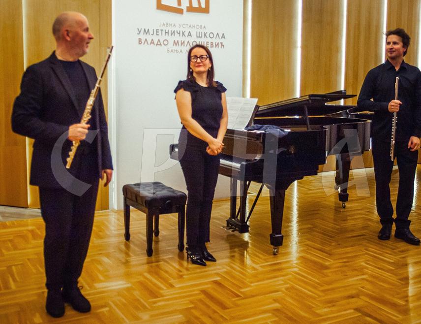 БАЊАЛУКА, 16. НОВЕМБРА /СРНА/ - На овогодишњем издању манифестације "Дани флауте" у организацији Ансамбла "Флутете" у Бањалуци окупио се велики број флаутиста из цијеле БиХ и региона, а добро су били посјећени и концерти намијењени широј публици, изјавила је Срни организатор и доктор умјетности Марија Пилиповић.