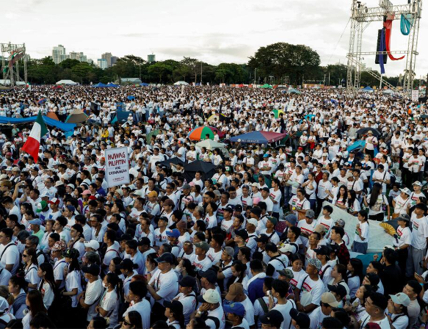 МАНИЛА, 16. НОВЕМБРА /СРНА/ - Стотине хиљада Филипинаца затражило је одговорност на скупу у Манили због корупције у области заштите од поплава, у коју су наводно умијешани чланови Конгреса и државни службеници.