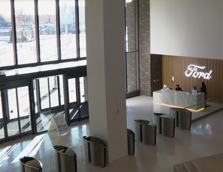 ДИРБОРН, 16. НОВЕМБРА /СРНА/ - "Форд" је представио медијима ново сједиште компаније у Мичигену, двоструко веће од старог и опремљено пословним простором, ресторанима и изложбом аутомобила.